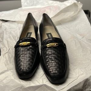 Women’s slip on dress shoes, business casual 9.5 N